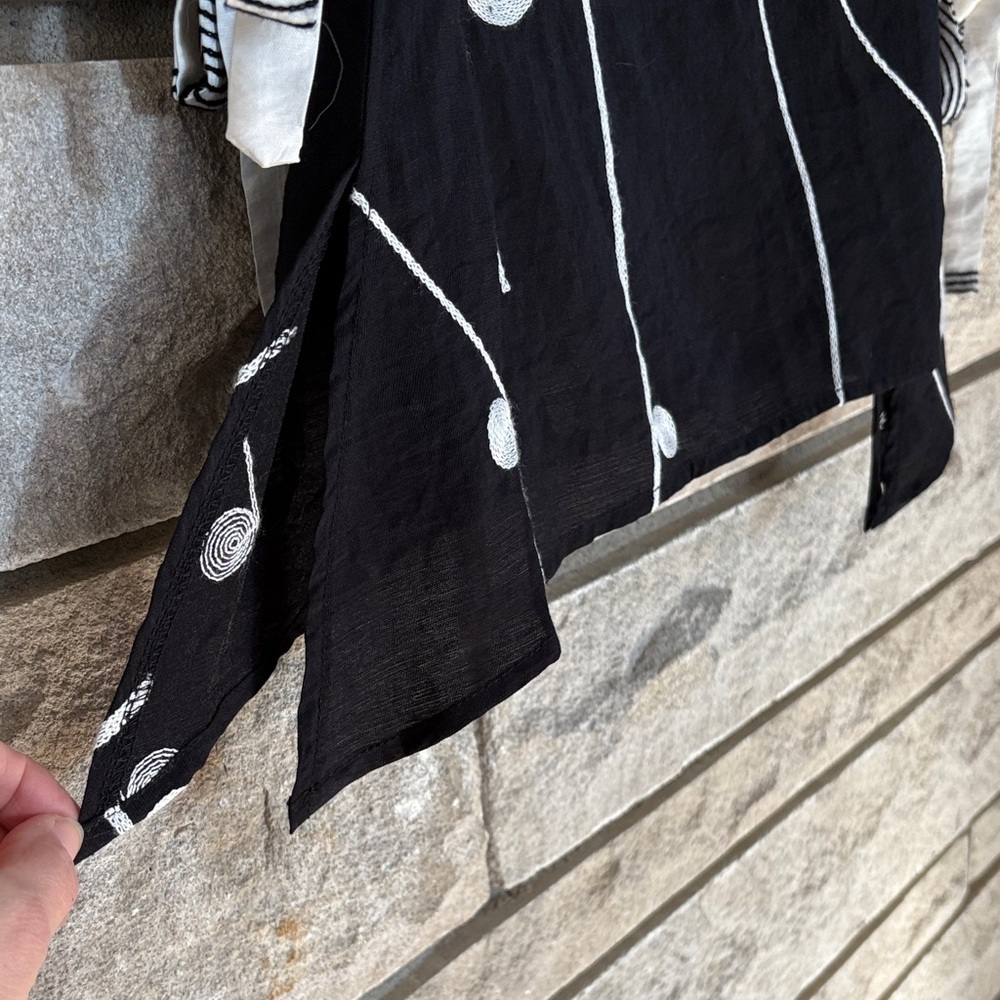 Abstract Two-Tone Arty Geometric Black & White Layered Blouse Size S - Picture 6 of 9